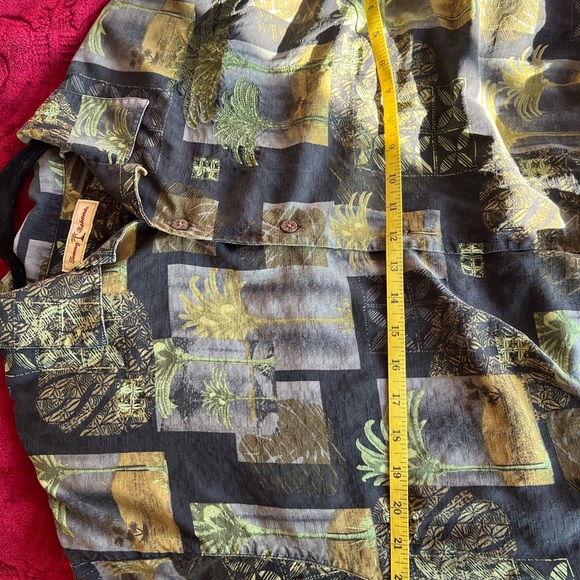 Tommy Bahama Black and Green Tropical Men's Shirt - Picture 4 of 4